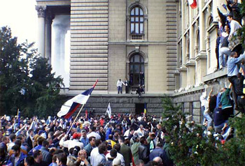 DOS-Anh�nger st�rmen das Parlament